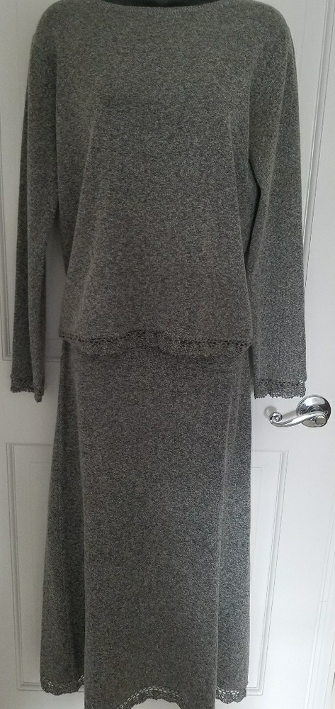 Liz Claiborne 2 Piece Sweater/Skirt Set (Medium)